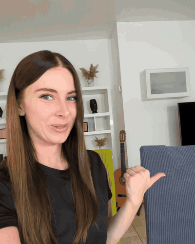Frau streichelt ihre Katze auf dem Stuhl